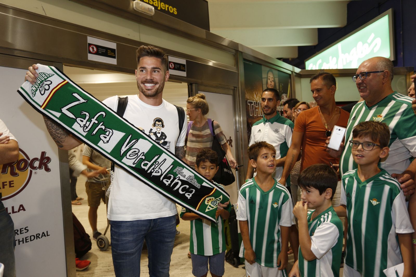 Javi García es recibido por aficionados béticos en el aeropuerto