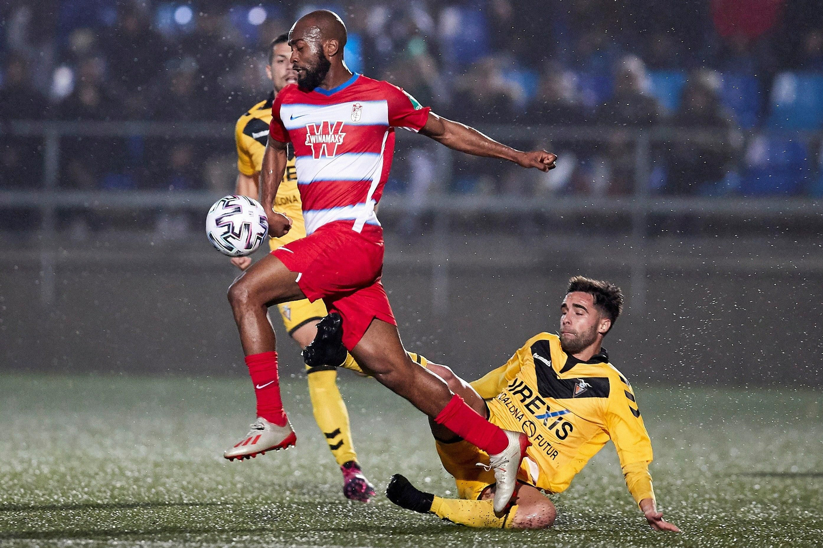 Foulquier recibe una entrada de un futbolista del Badalona