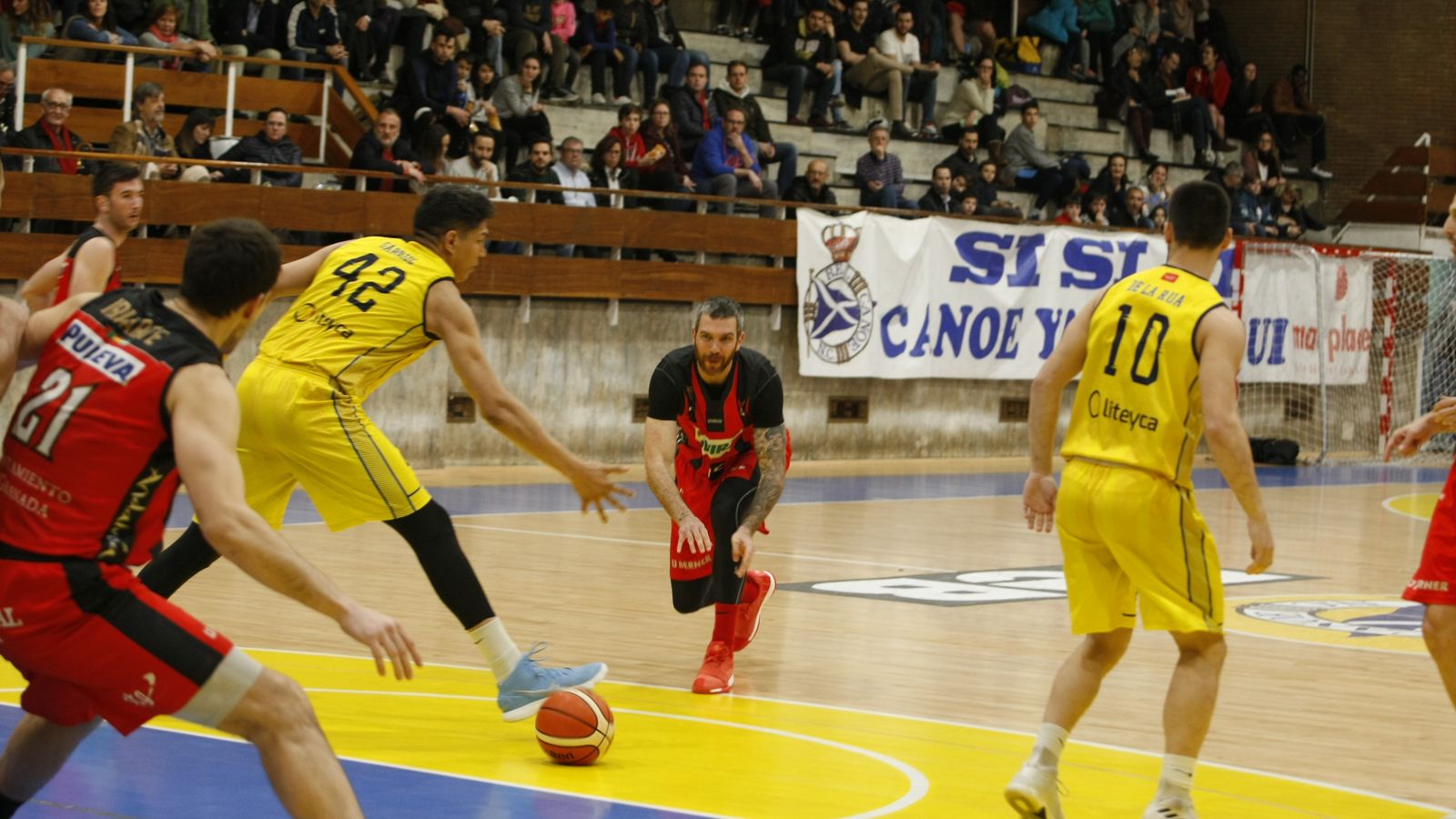 Guille Rubio mete un balón picado a David Iriarte en el partido ante el Canoe