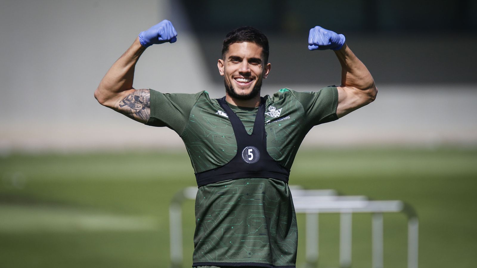 Marc Bartra luce musculatura en un entrenamiento.