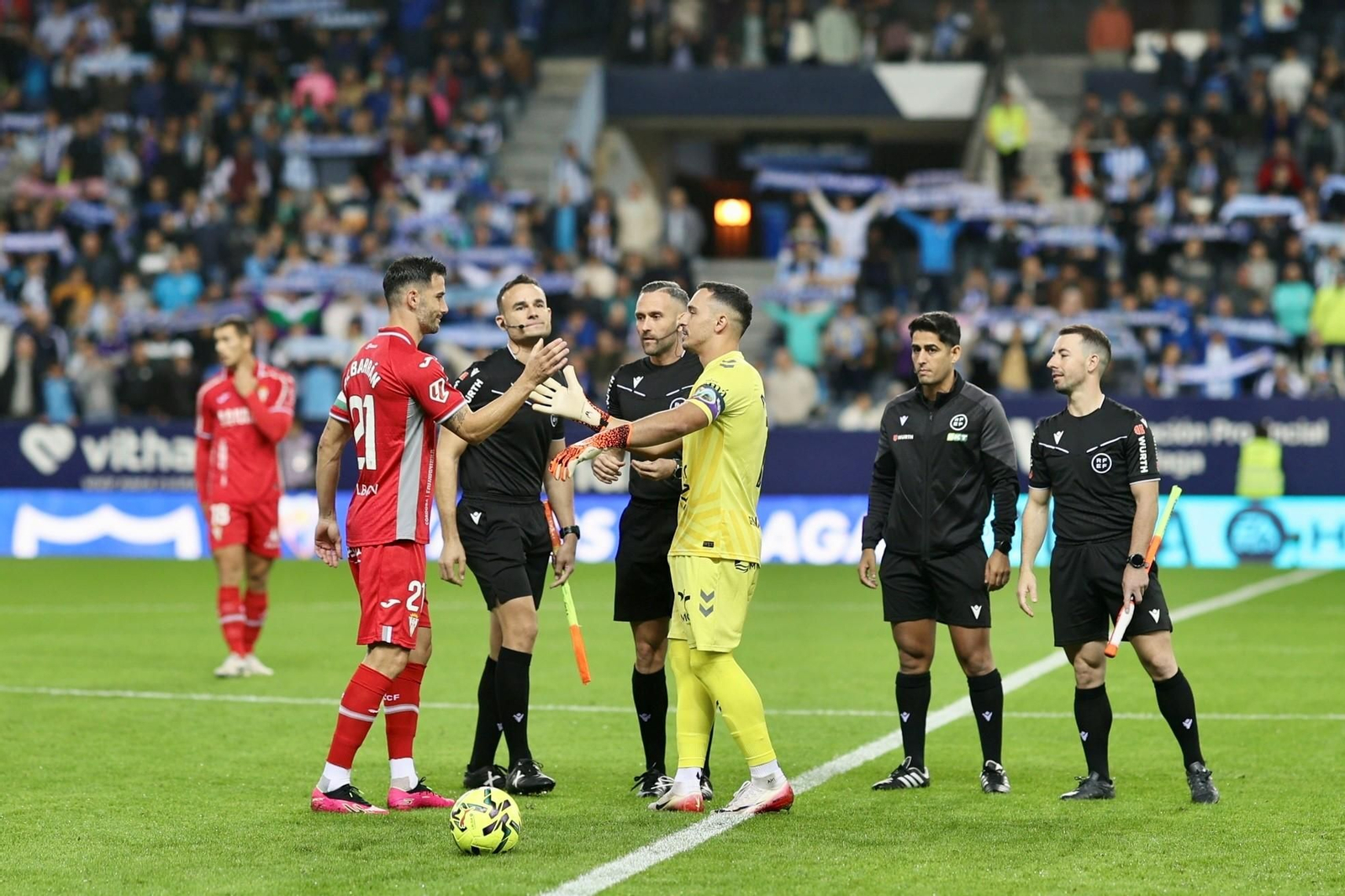 Las fotos del imponente ambiente en La Rosaleda en el Málaga - Córdoba CF