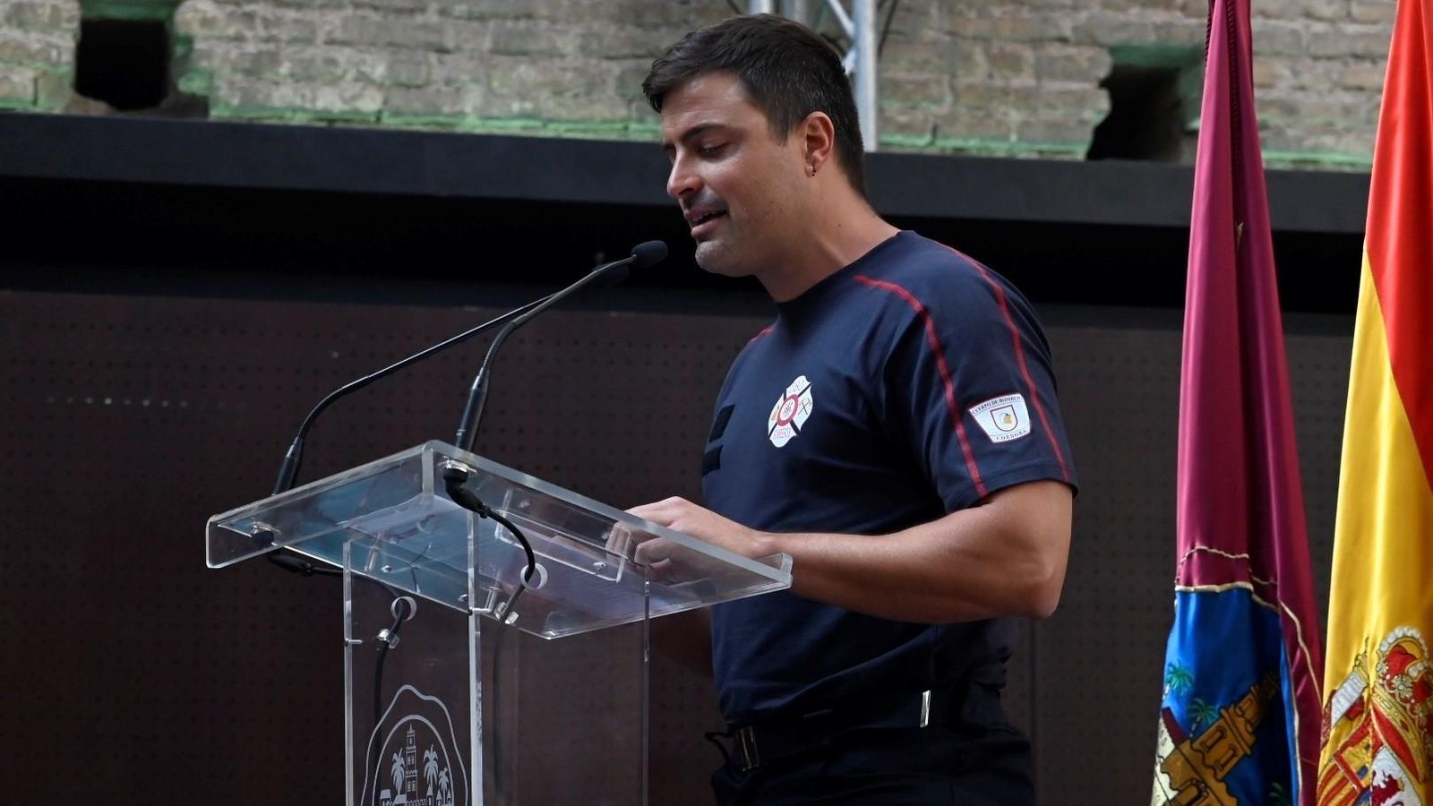 El bombero Gonzalo Moreno interviene como portavoz del grupo.