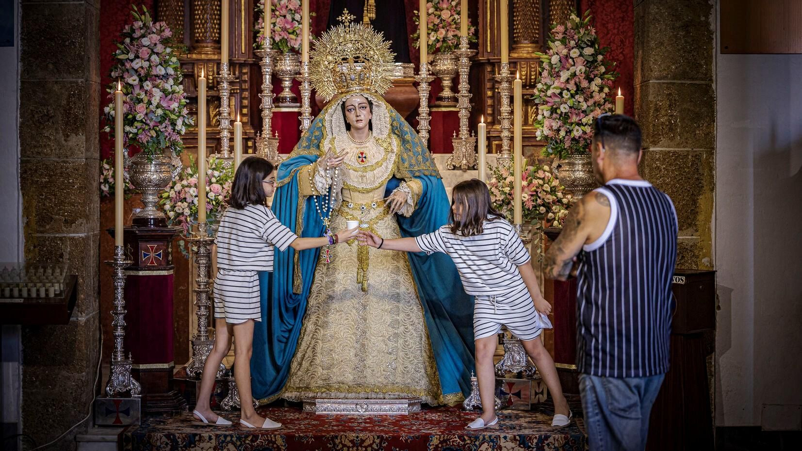 Primer día del besamanos extraordinario por el 75 aniversario del Dogma de la Asunción en Cádiz