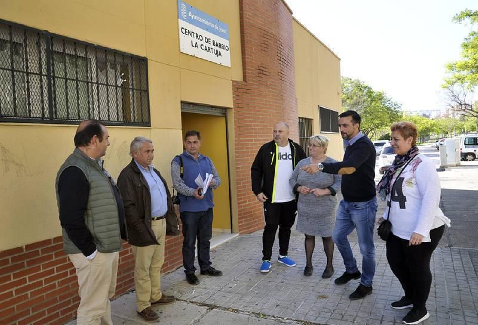 José Antonio Díaz con técnicos y representantes vecinales de la barriada La Cartuja.