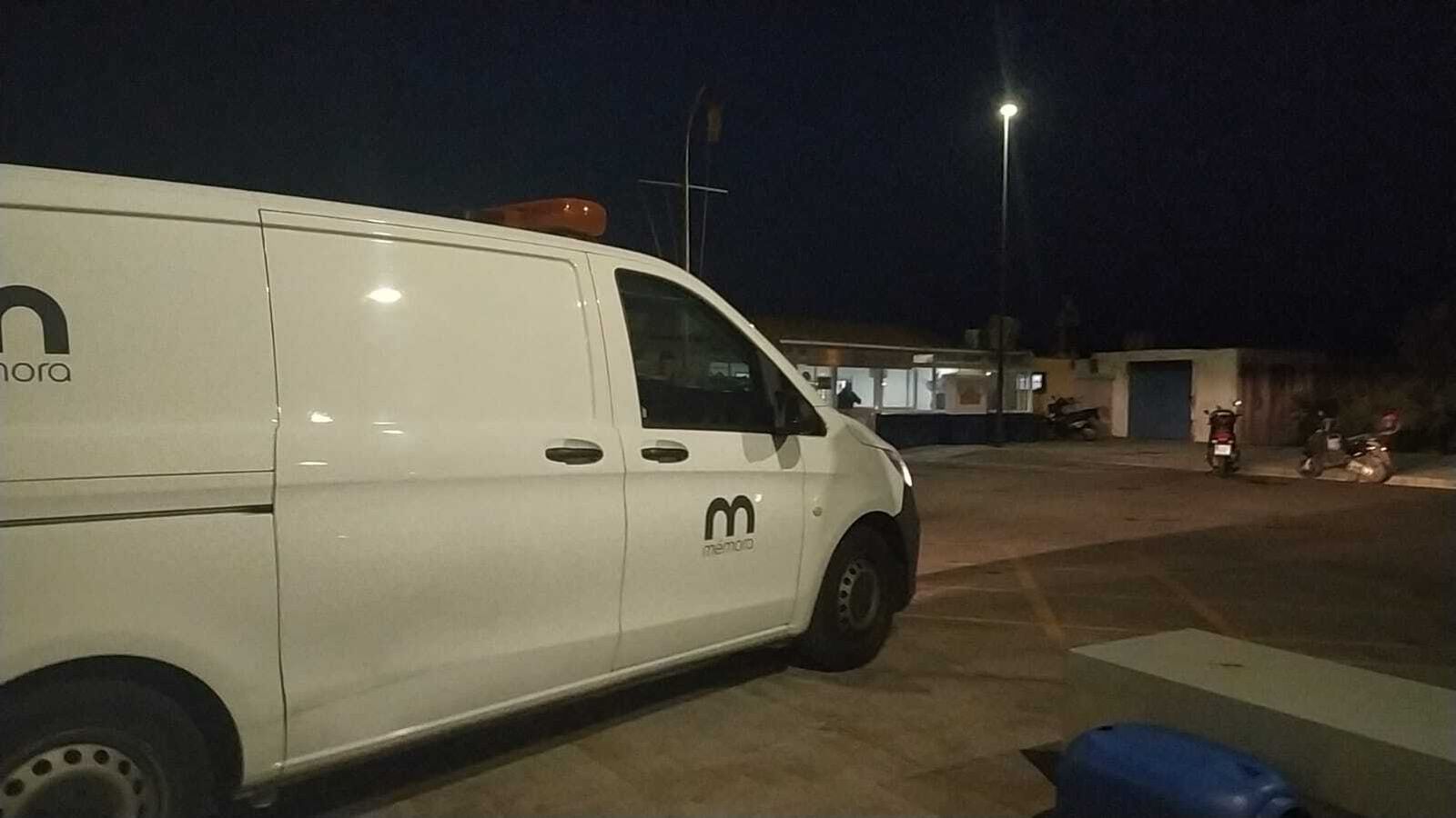 Furgón de los servicios funerarios, en el momento en que proceden al traslado del cadáver.