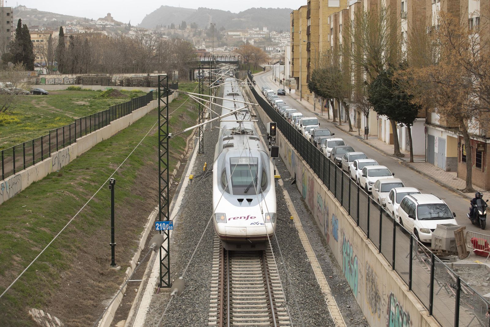 Un tren AVE llegando a Granada y pasando junto al barrio de La Chana