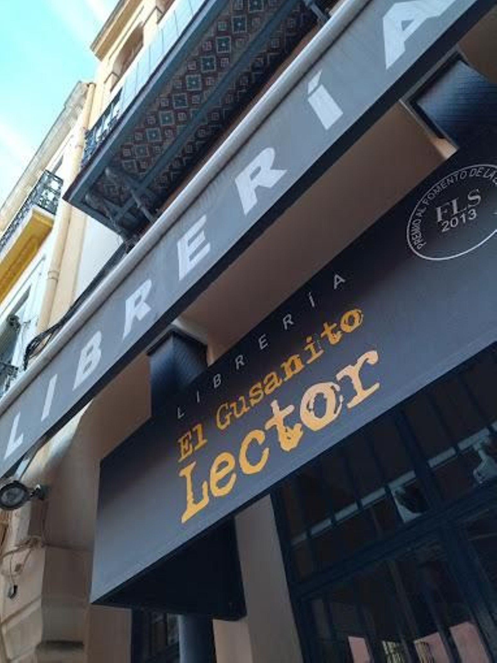 Letrero de El Gusanito Lector.