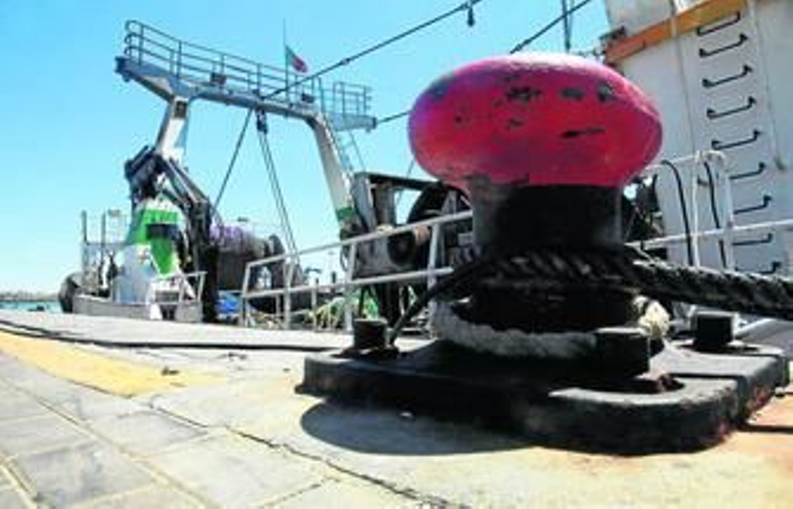 Una embarcación de arrastre de la flota onubense, en el puerto de Punta del Moral.