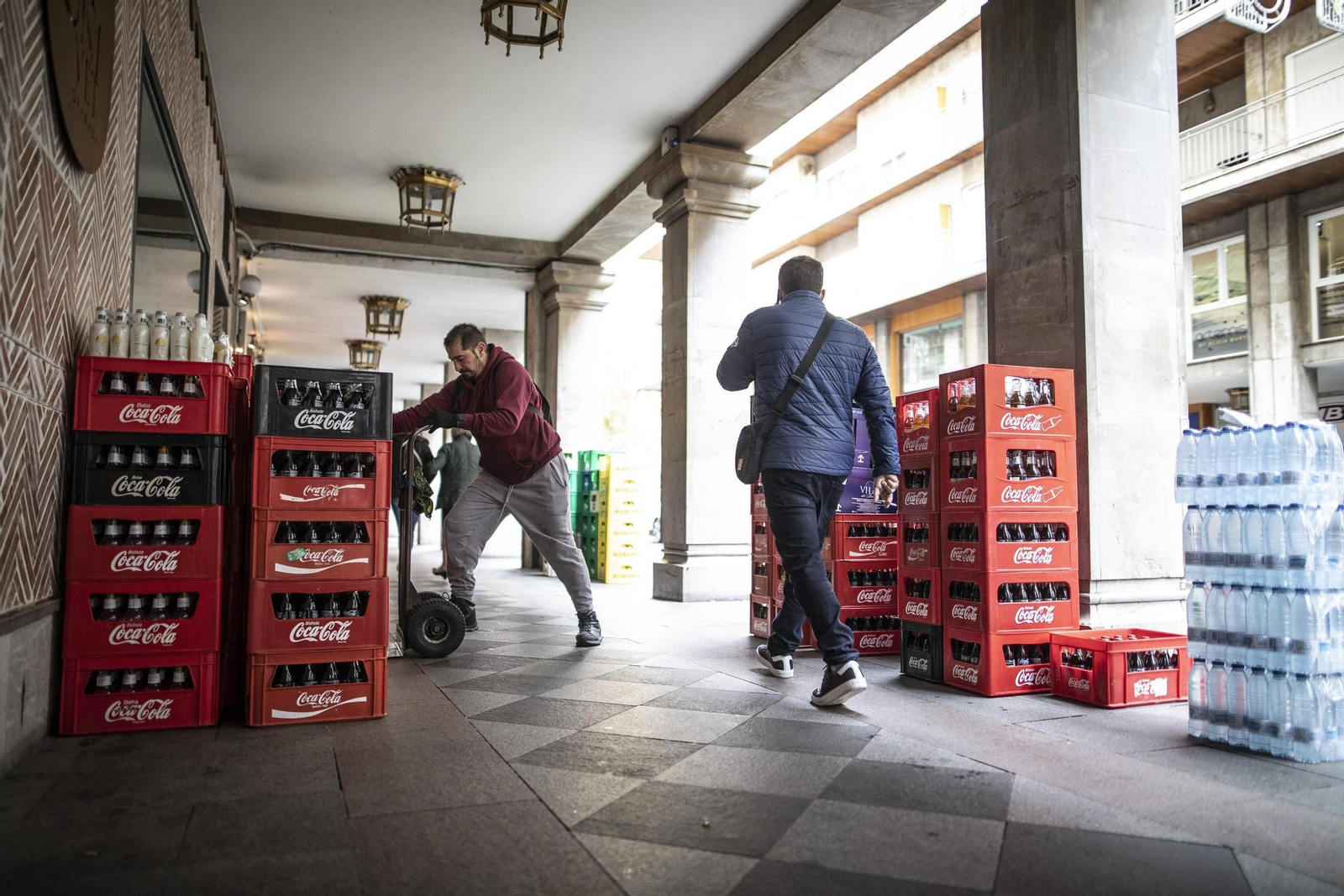 Un trabajador descarga bebidas para uno de los locales de la calle Ganivet