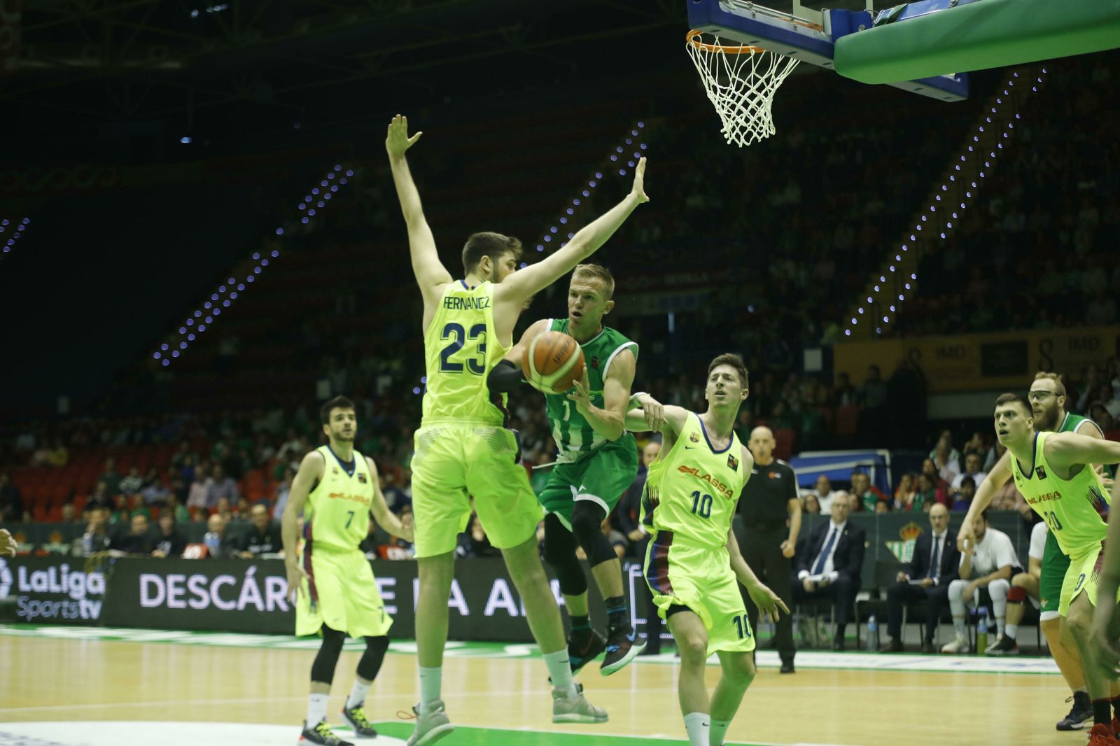 Dee entra a canasta ante la defensa de Fernández.