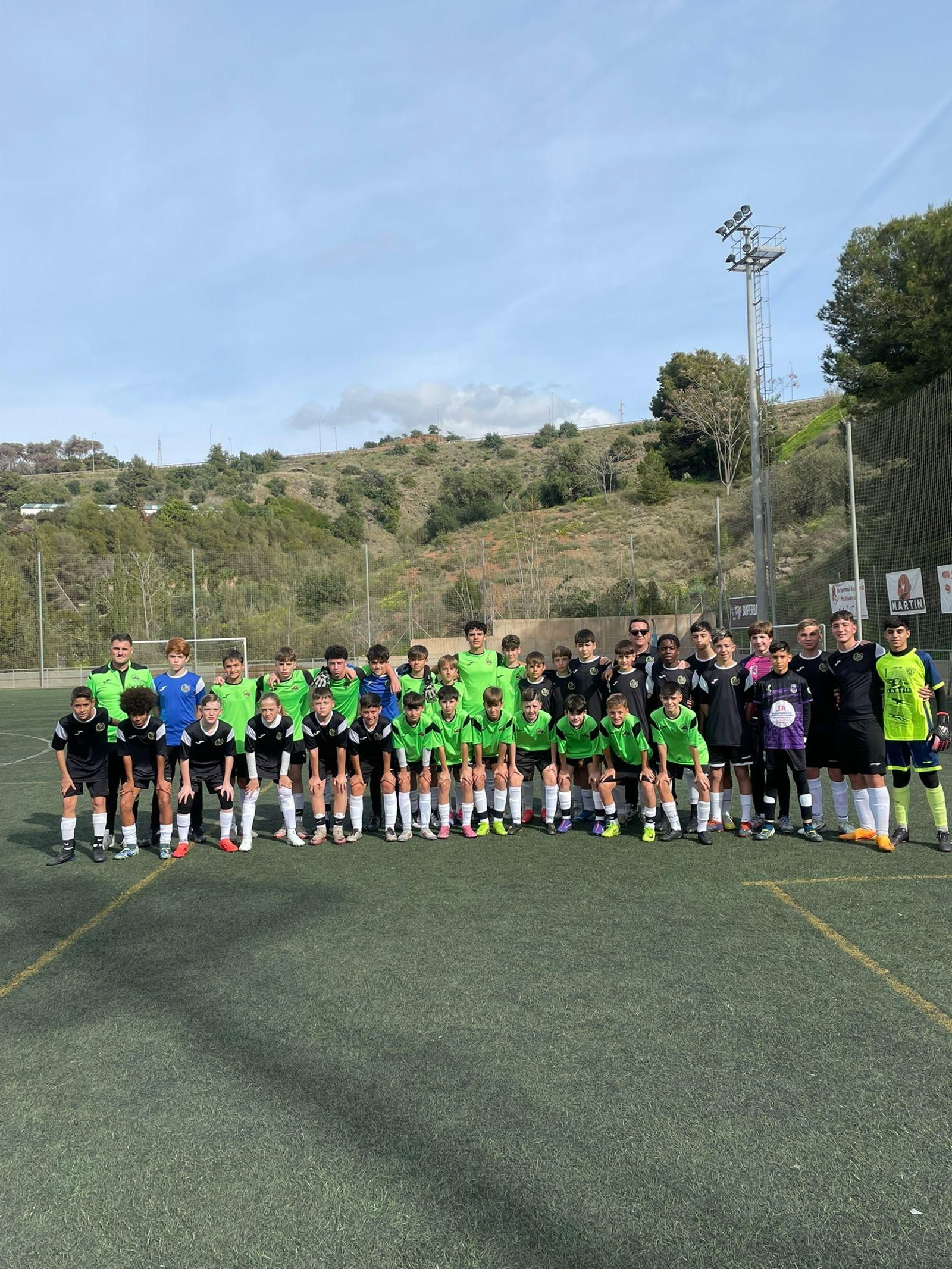 Los jugadores de la categoría infantil posan juntos tras el partido