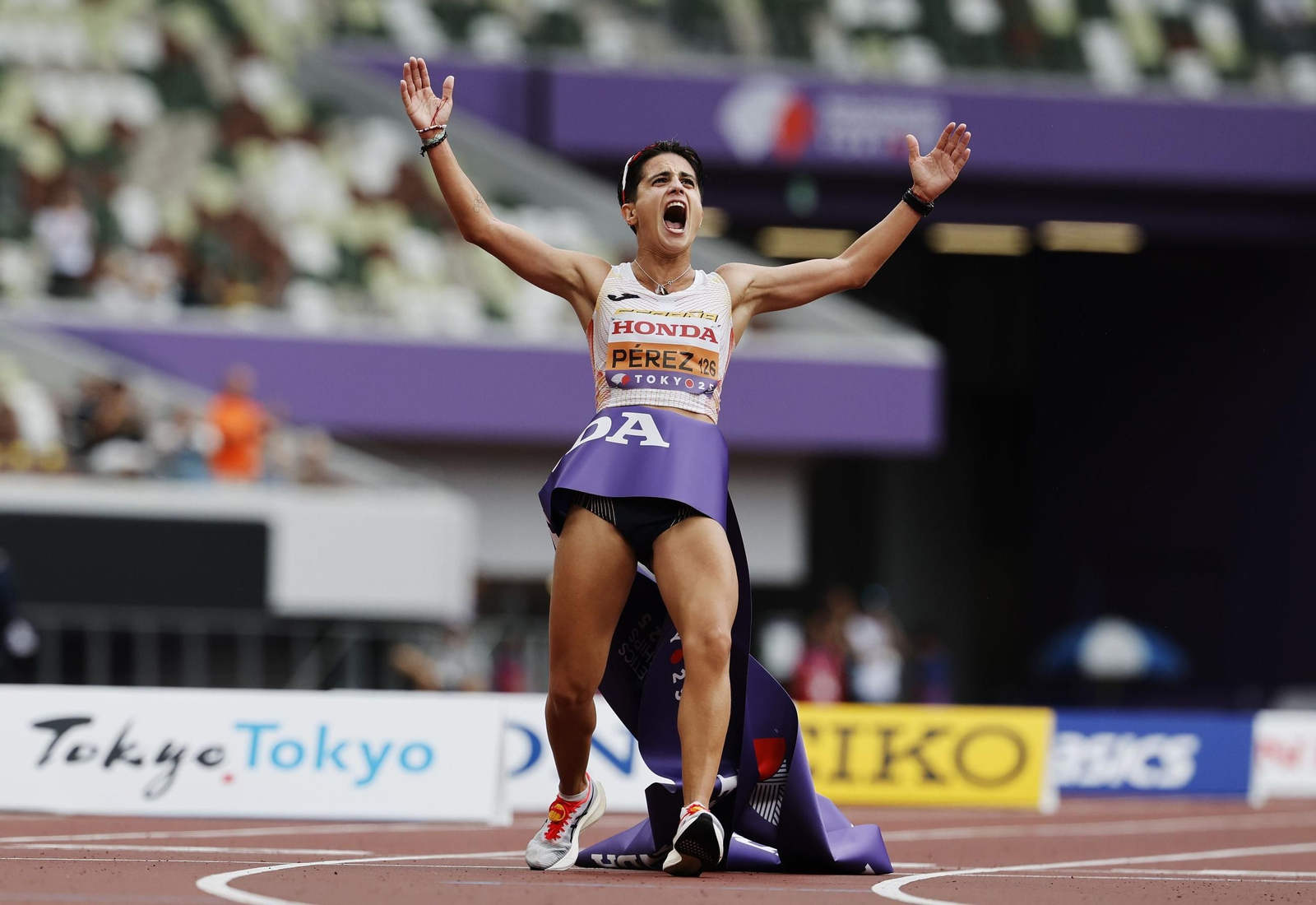María Pérez entra victoriosa en la línea de meta