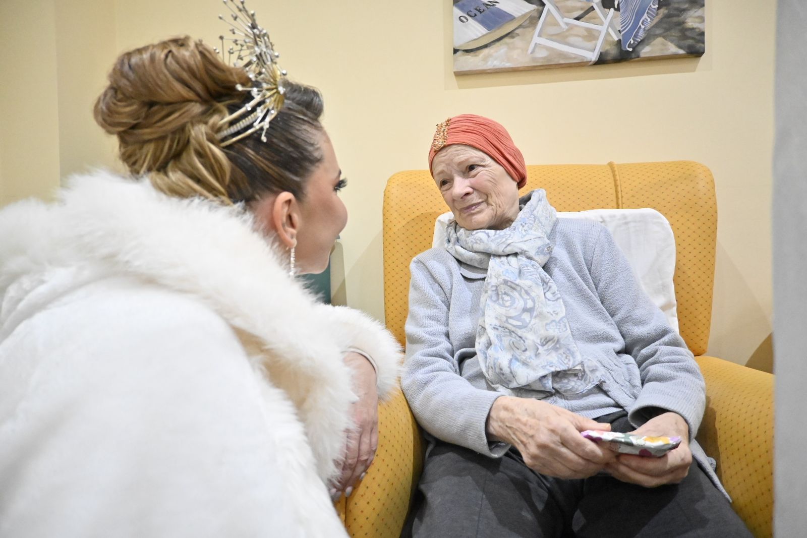 Recorrido fotográfico de los Reyes Magos por el hospital y los centros de mayores en la mañana del 5 de enero en Huelva