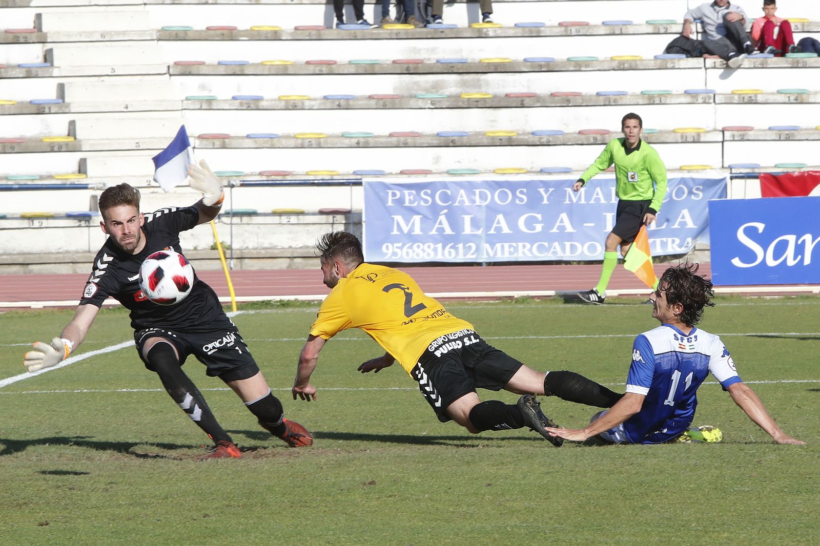 Pablo Sánchez en una de las múltiples ocasiones de gol con las que contó el equipo azulino y desbarató el cancerbero del Talavera, Gianni.