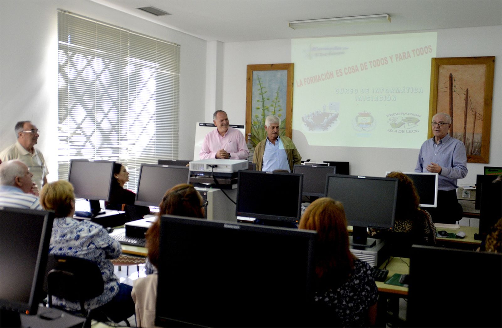 El concejal Antonio Rojas durante la visita al curso de informática de la escuela vecinal.