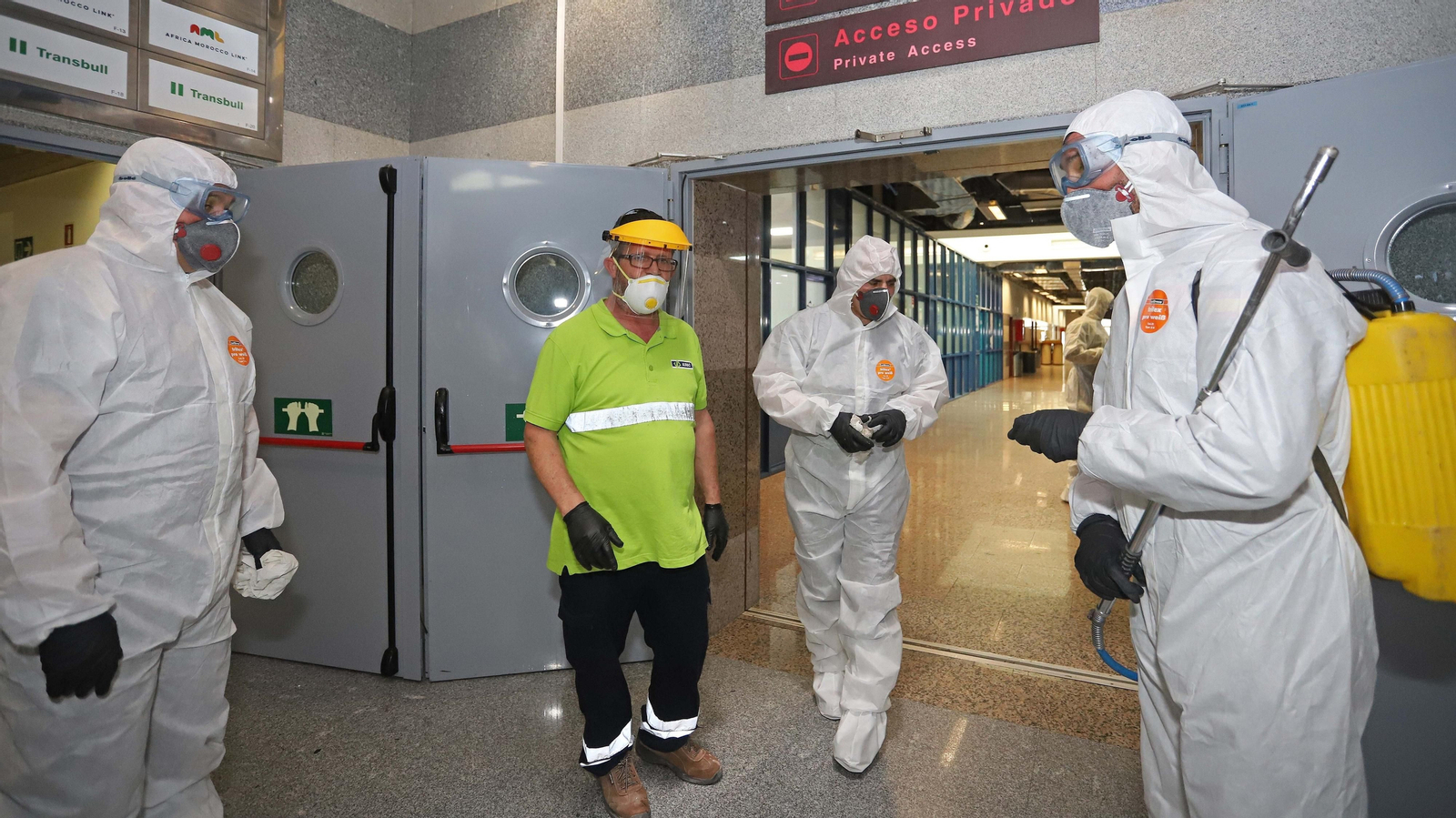 Fotos del despliegue de la UME en el puerto de Algeciras contra el coronavirus