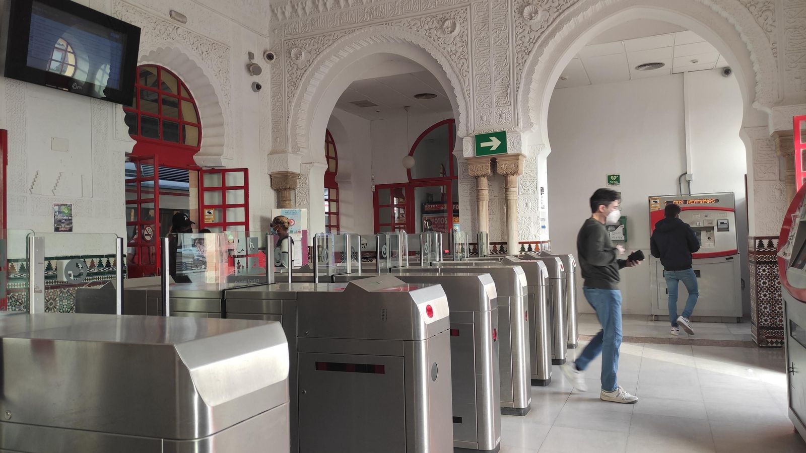 Los tornos de acceso en la estación de Dos Hermanas en la actualidad.