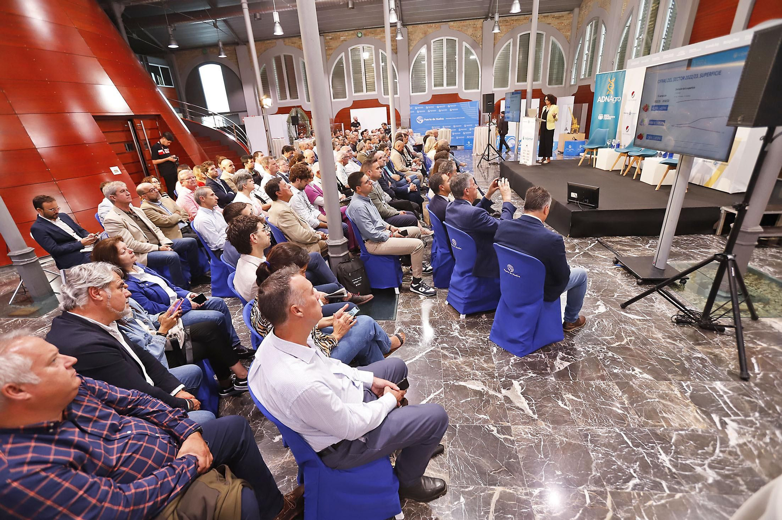 Las imágenes en el Desayuno-Coloquio del Grupo Joly "Competitividad innovación y eficiencia el sector de los frutos rojos ante el reto de la sostenibilidad"