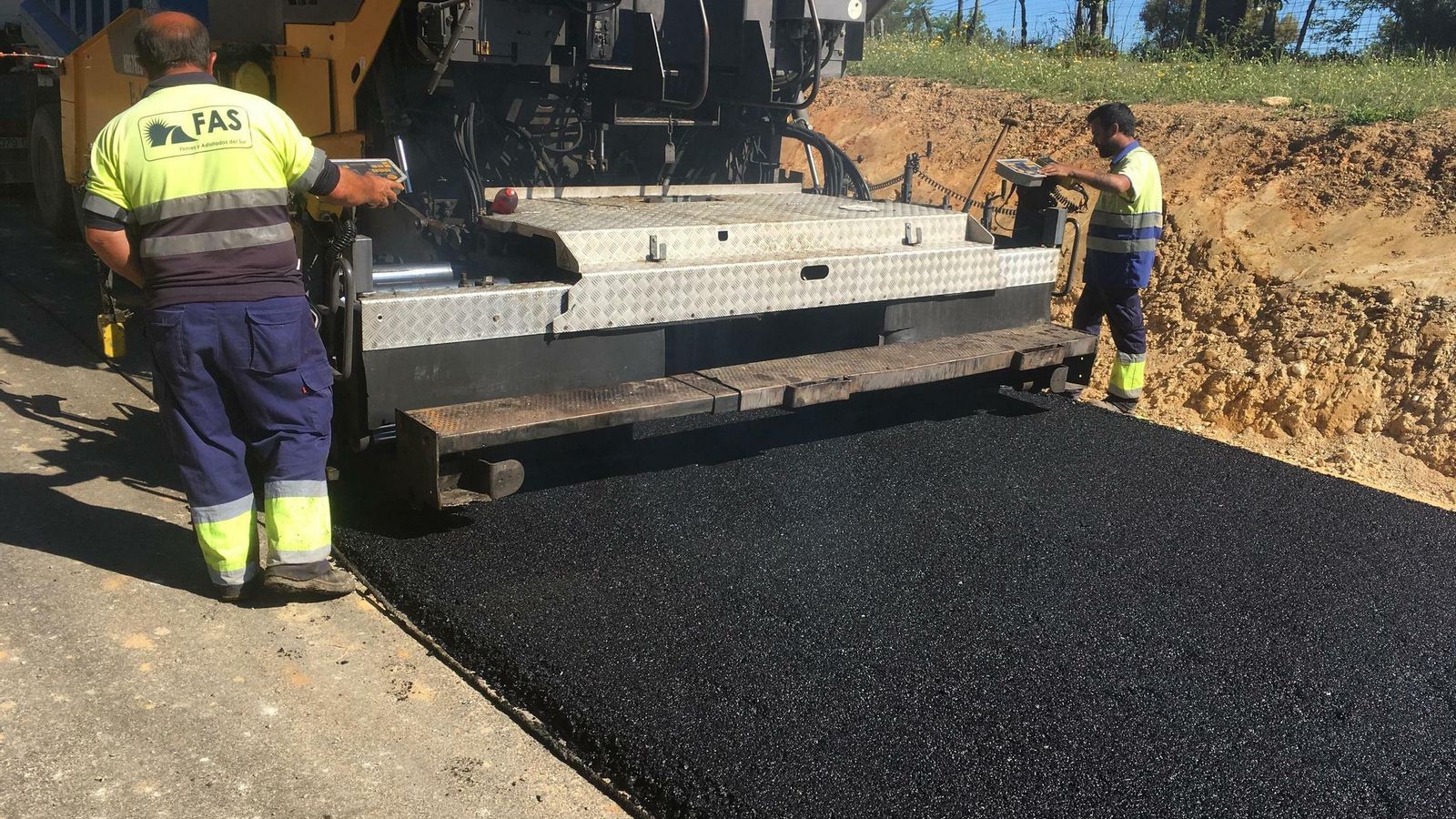 Obras de mejora en una carretera de la Diputación.