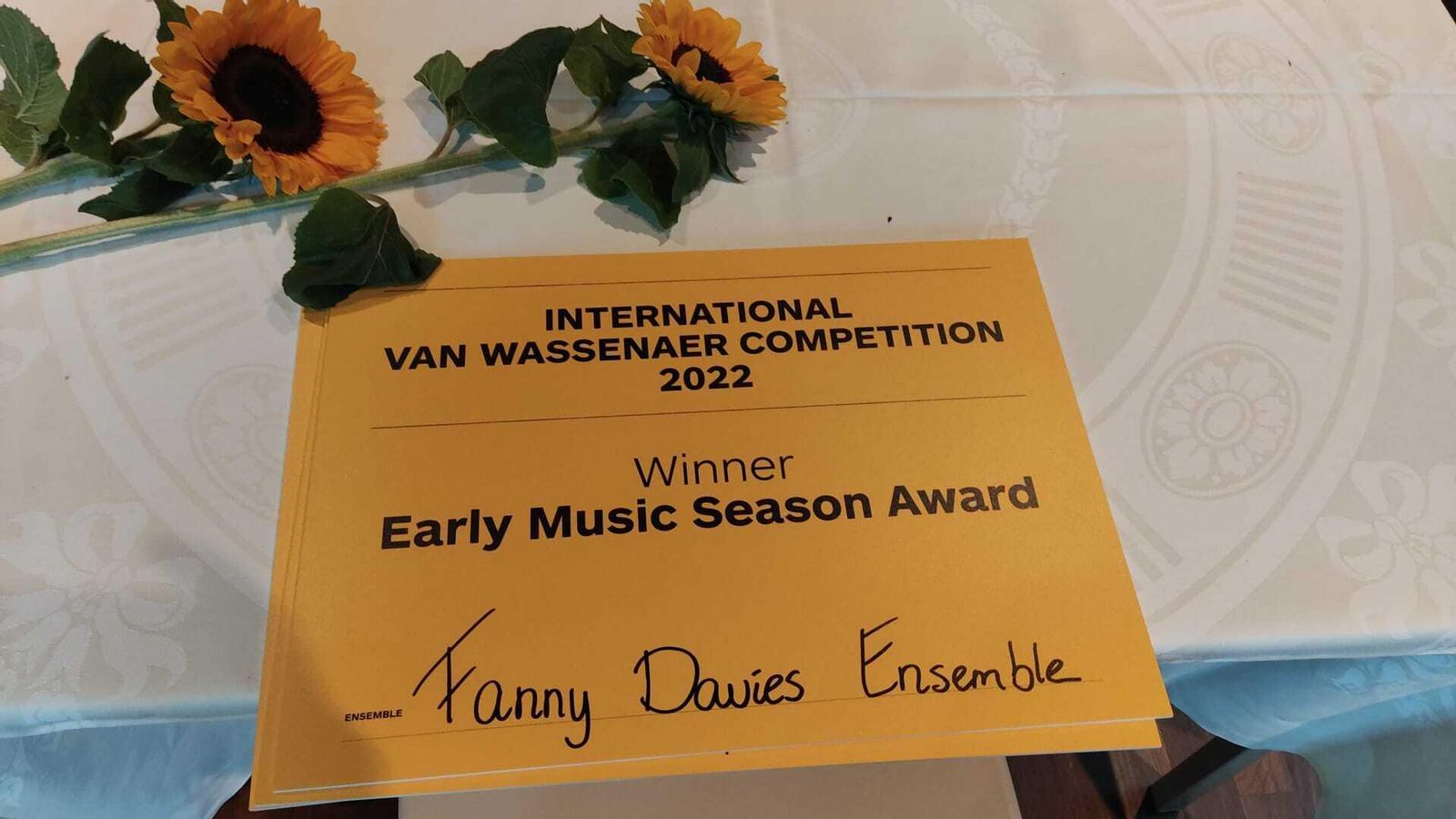 Diploma que acredita al duo como ganadores.