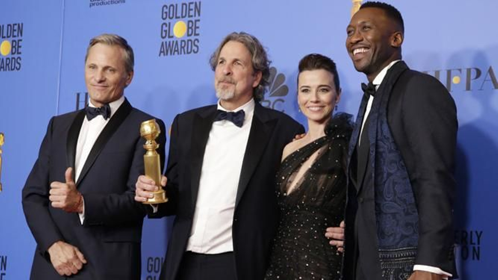 Los protagonistas de 'Green Book' -Viggo Mortensen, Linda Cardellini y Mahershala Ali- flanquean al director Peter Farrelly.