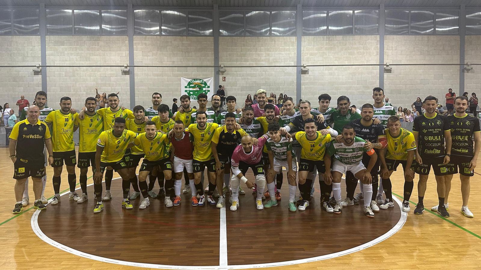 Foto de familia de ambos equipos en el pabellón de Bélmez de la Moraleda.