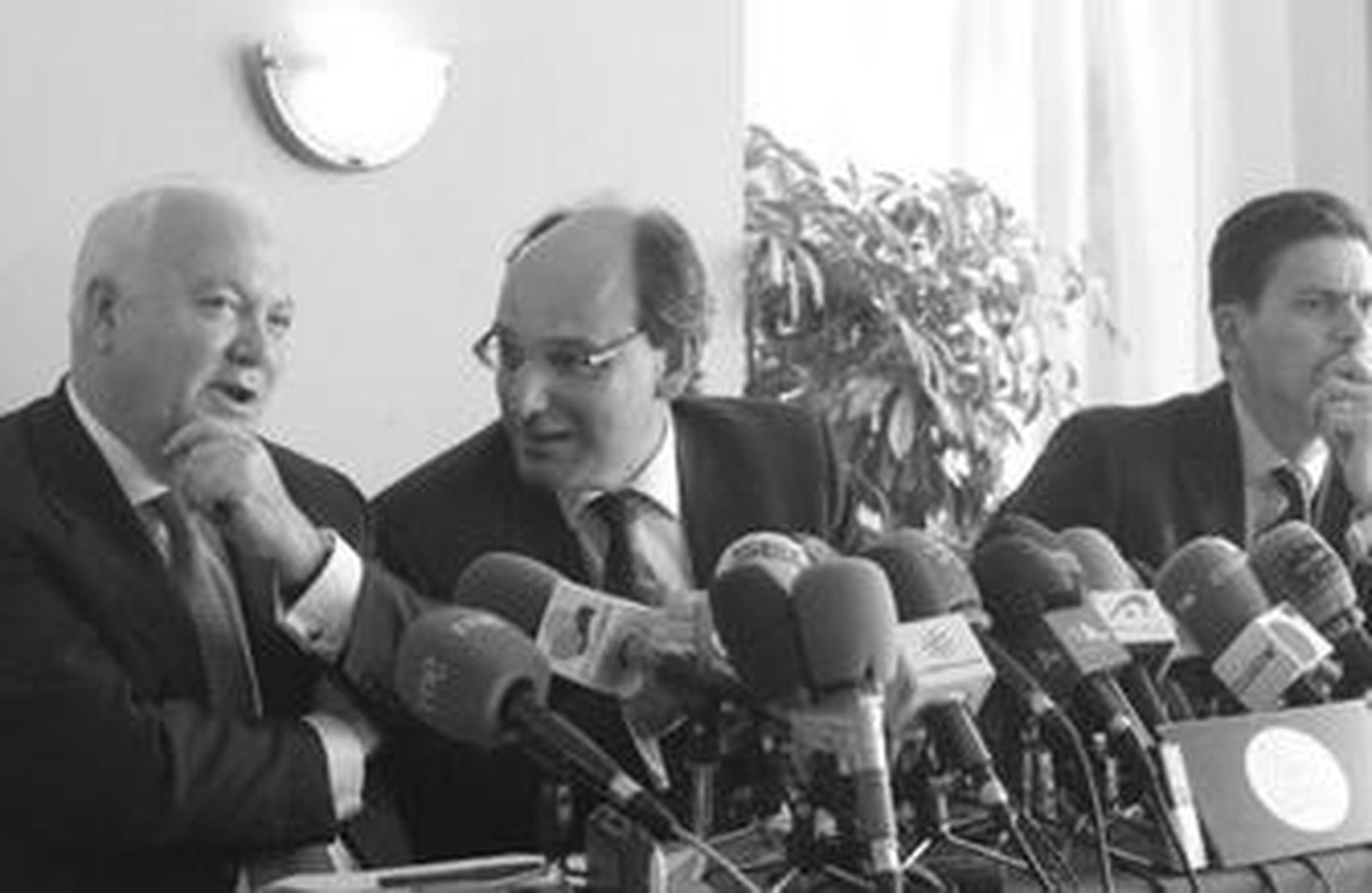 Moratinos, Caruana y Miliband, durante la rueda de prensa posterior a la cumbre del Foro en el Peñón.