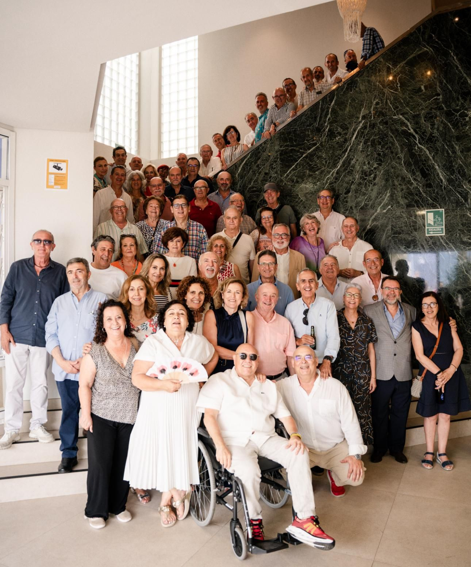 Foto de familia de los asistentes a la comida en el Club de Mar de Almería. Foto de familia de los asistentes a la comida en el Club de Mar de Almería.