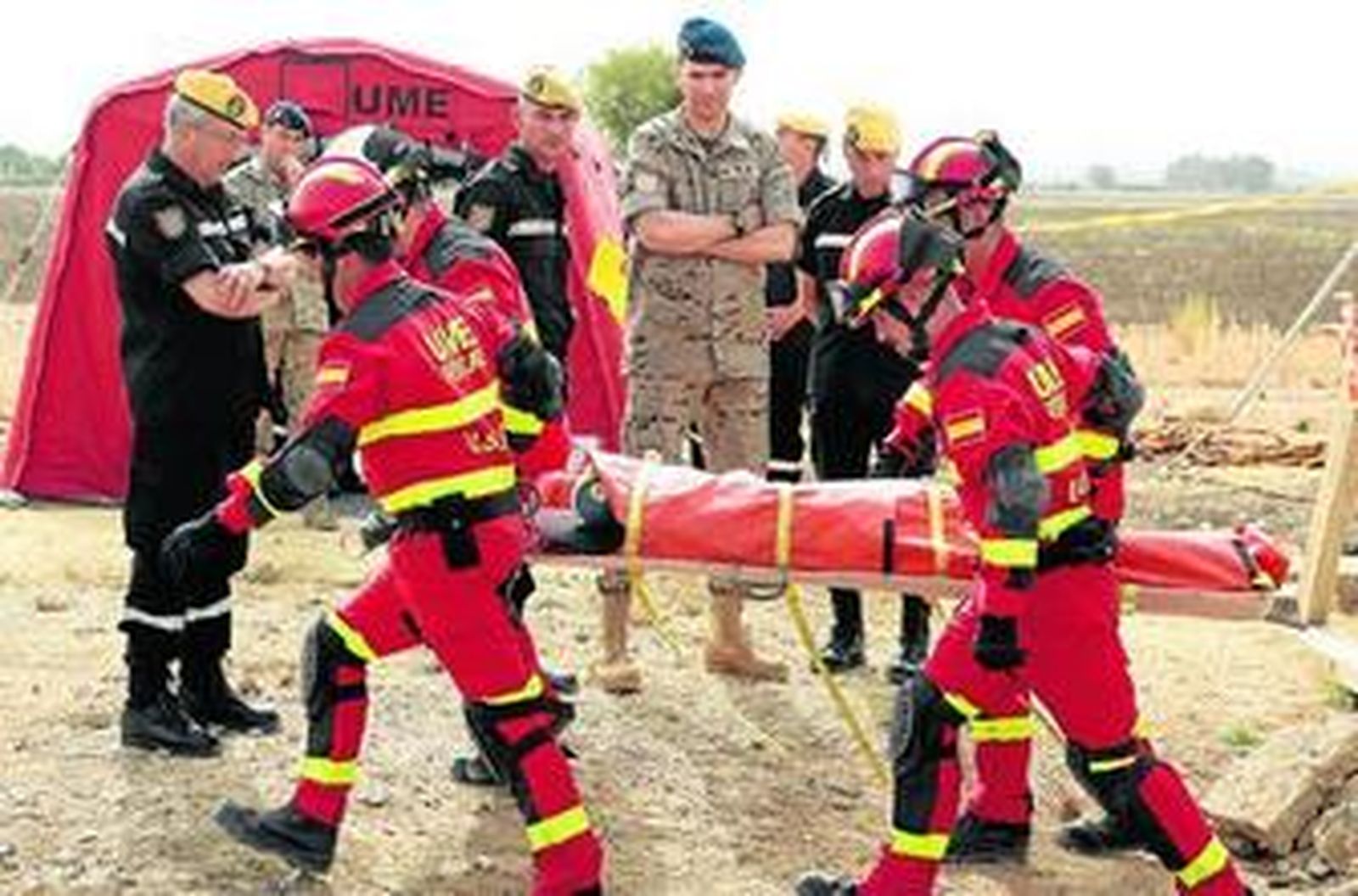 Don Felipe presencia un simulacro en el que se traslada a un herido tras un terremoto.