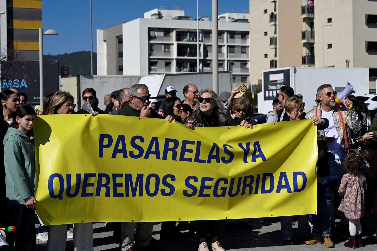 Las imágenes de la concentración de los vecinos de Turruñuelos por una pasarela peatonal sobre la ronda de Poniente