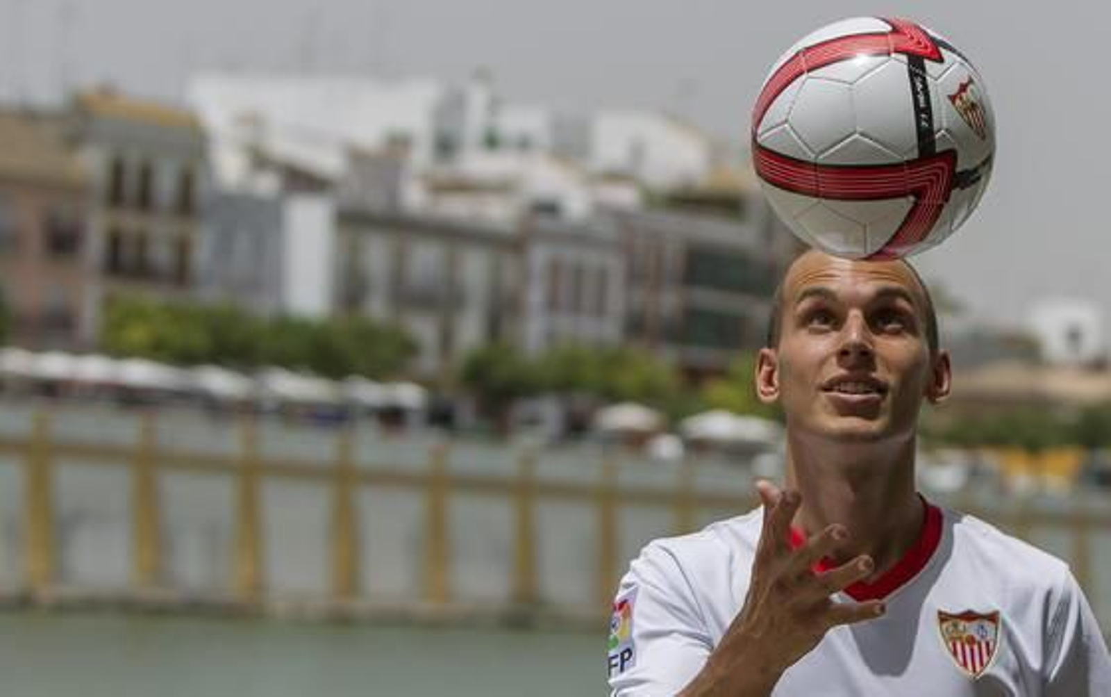 Javi Hervás jugando con balón en su presentación en el Sevilla FC./ Julio Muñoz (EFE)