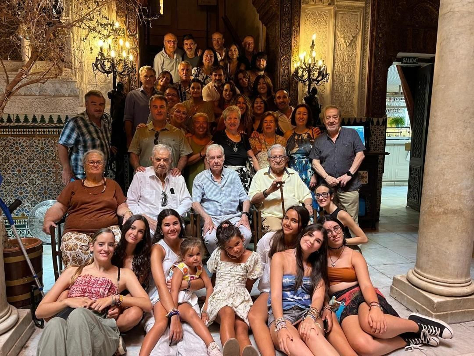 Las cuatro generaciones de la familia Cantos Castro, durante la reunión familiar en el Casino Gaditano; entre ellos, Félix, Luis y José Antonio Cantos Castro, así como Salud Gutiérrez.