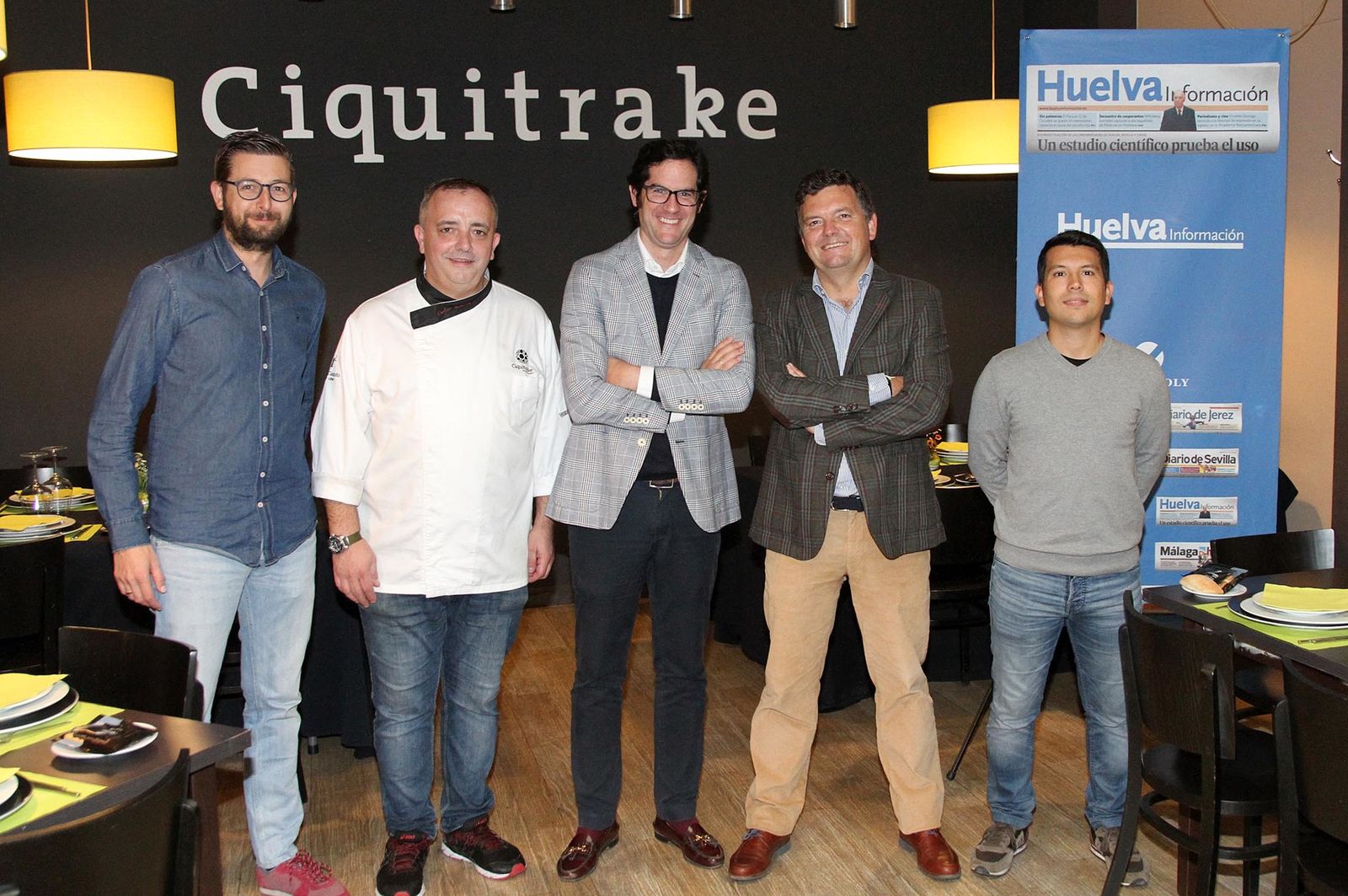 Carlos Hita junto a los asistentes a la Tertulia Deportiva de Huelva Información en Ciquitrake.