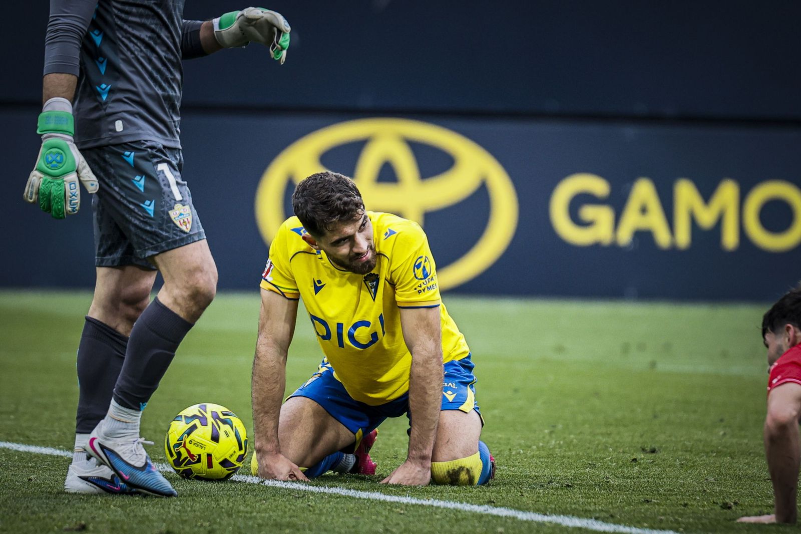 Búscate entre las imágenes del partido de fútbol Cádiz CF - UD Almería