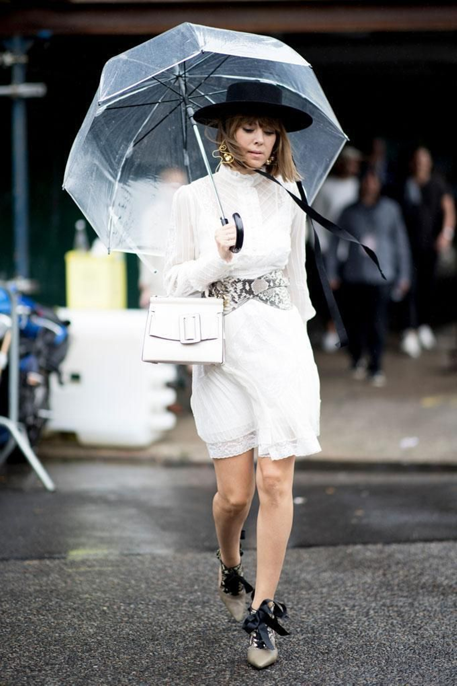 Combina tu 'outfit' con un paraguas transparente para disfrutar de la lluvia.