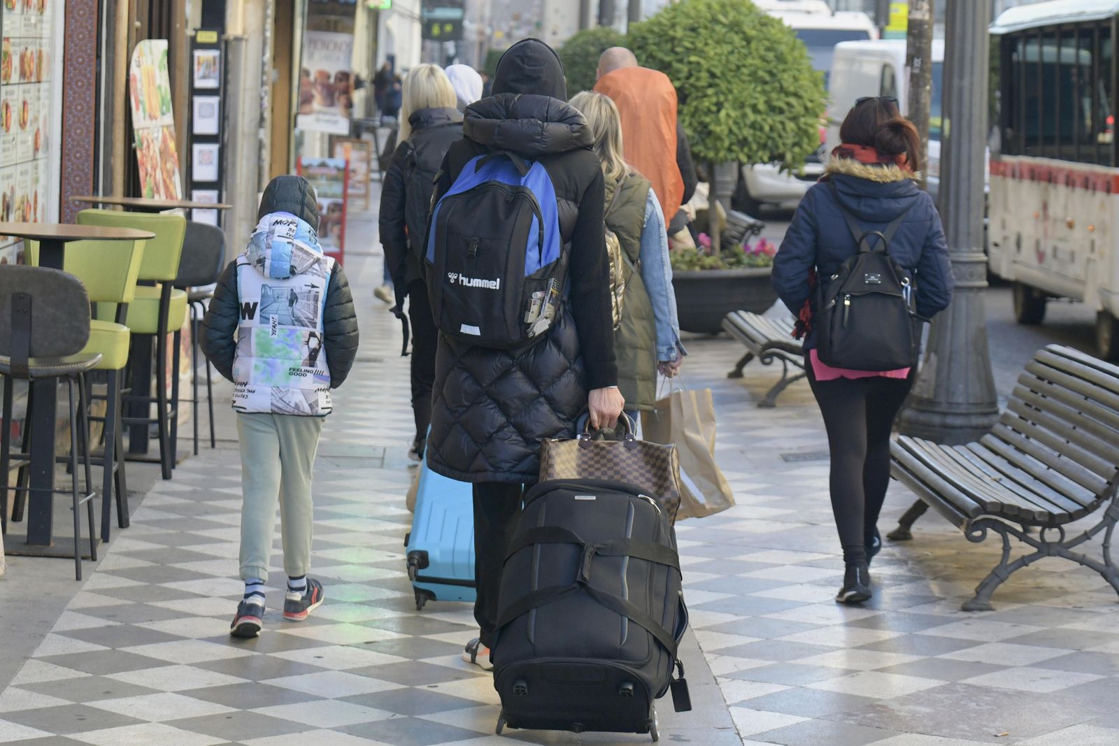 Un turista pasea por el centro de la capital.