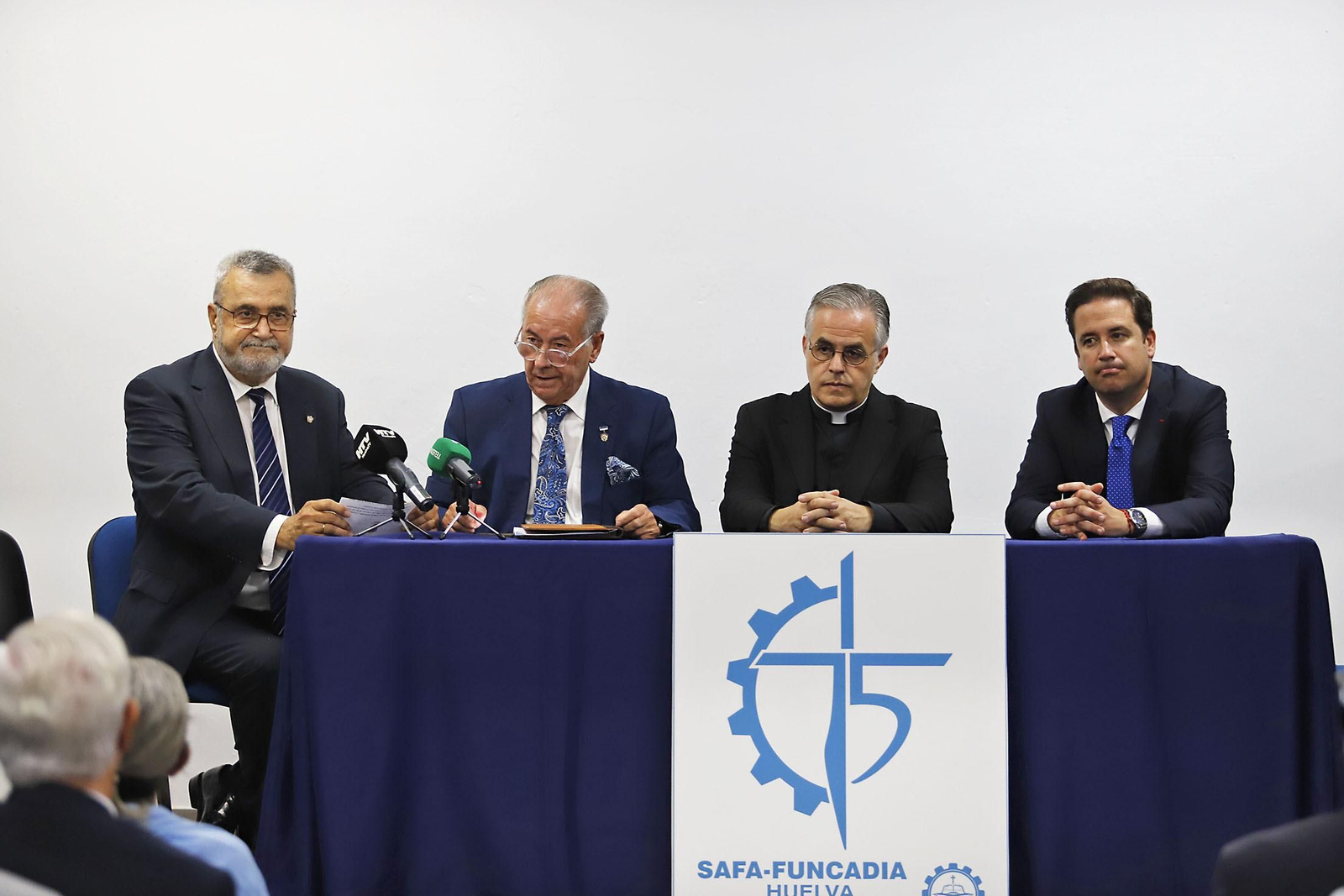 Imágenes del acto de presentación del cartelista, el pregonero y el titular del Vía Crucis de la Semana de Huelva 2024.