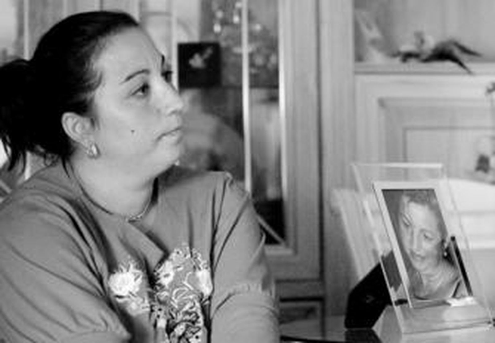 La joven, en la imagen junto a un retrato de su madre, recibió ayer la llamada del delegado del Gobierno andaluz.