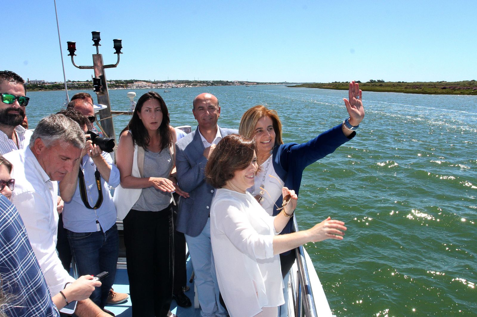 Soraya Sáenz de Santamaría, junto a Báñez y otros populares de Huelva en la campaña electoral del 26-J.