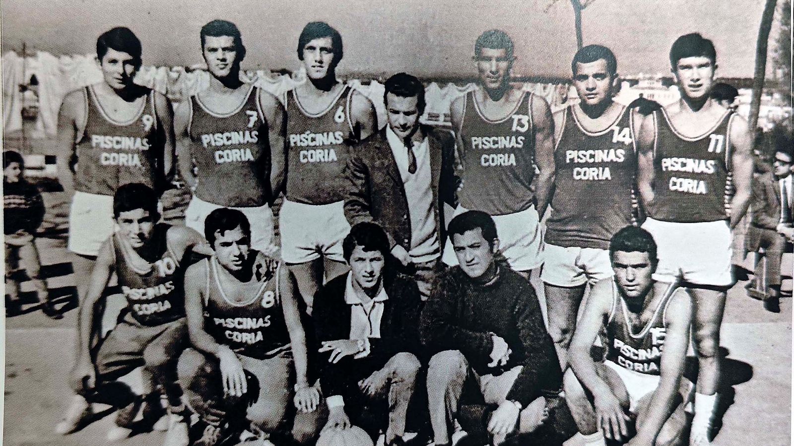 En el Cerro: M. Campos, A. Rubio, R. Durán, A. Cantalejo (entrenador), M. Mora, M. Barajas, F. Casanova, Vicente Rodríguez, J.M. Suárez, F. Palma y M. Salas (delegados) y A. García.