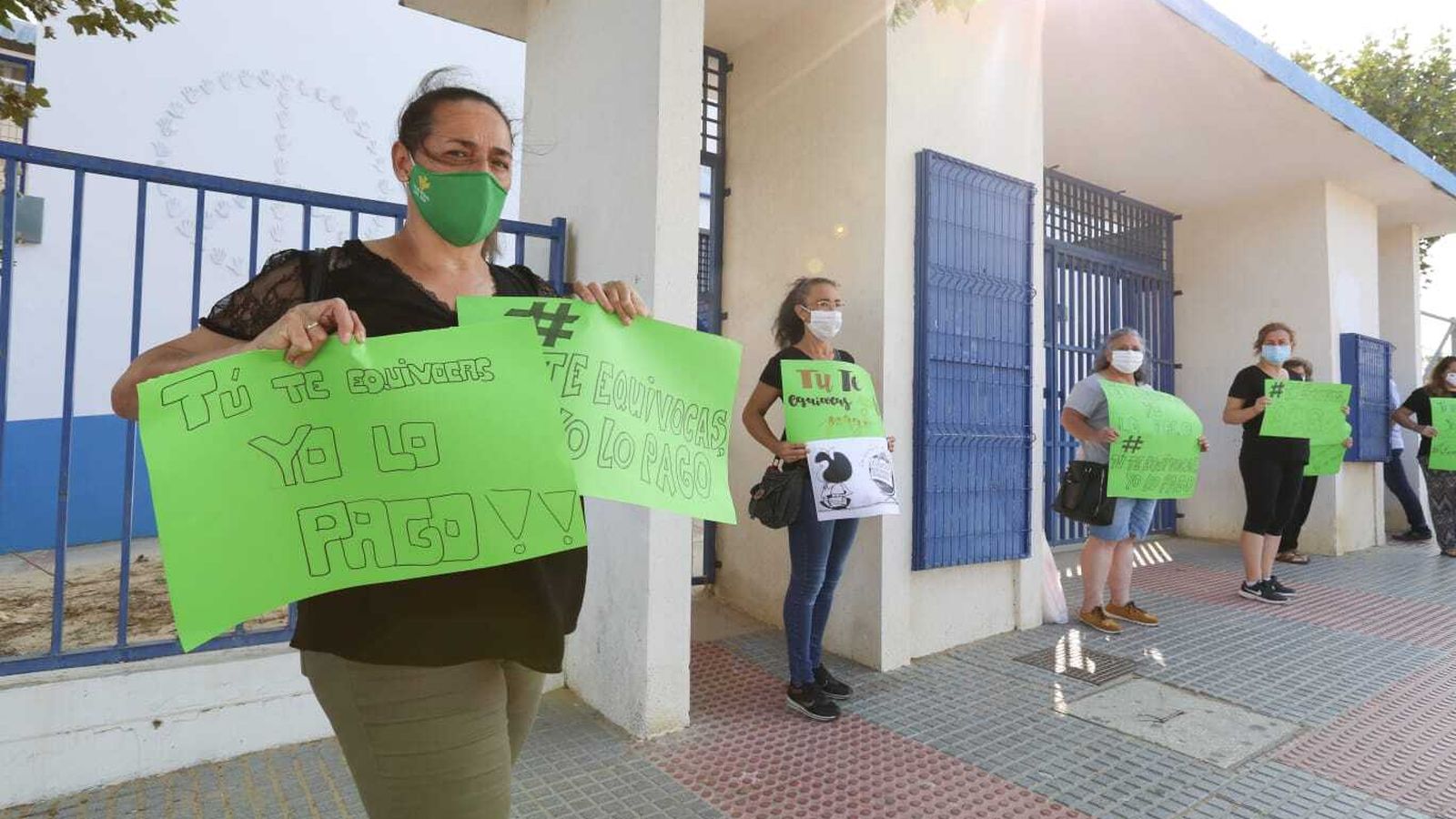 Miembros del AMPA de este centro también han mostrado sus quejas en el mismo acto.