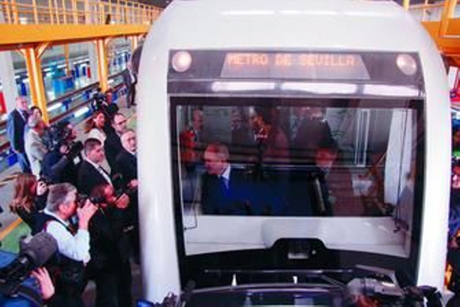 Chaves mira a las cámaras de la prensa desde el primer vehículo del Metro de la comitiva oficial, que salió de los talleres y cocheras del Metro.