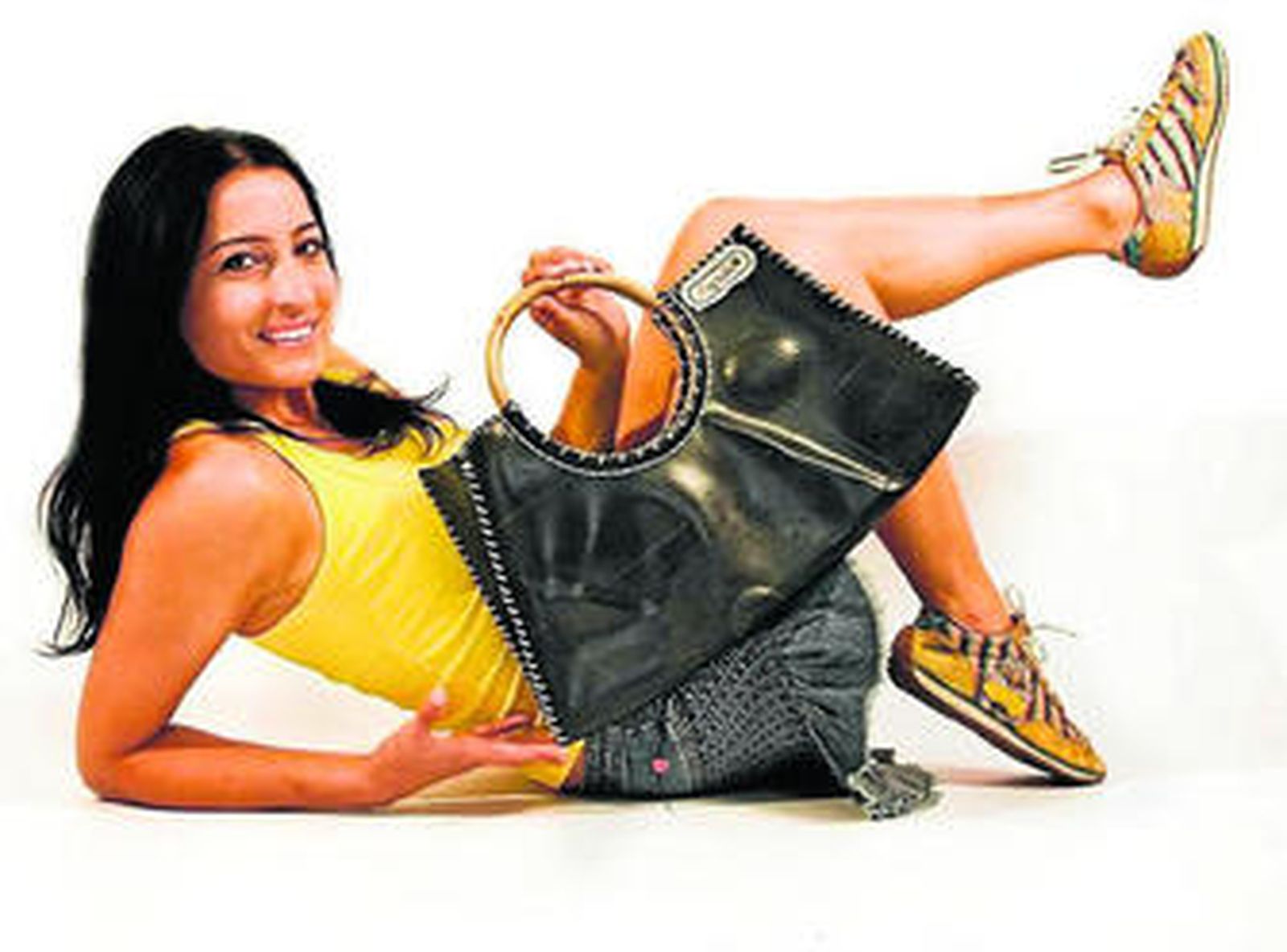 María José Reinares con uno de sus bolsos.