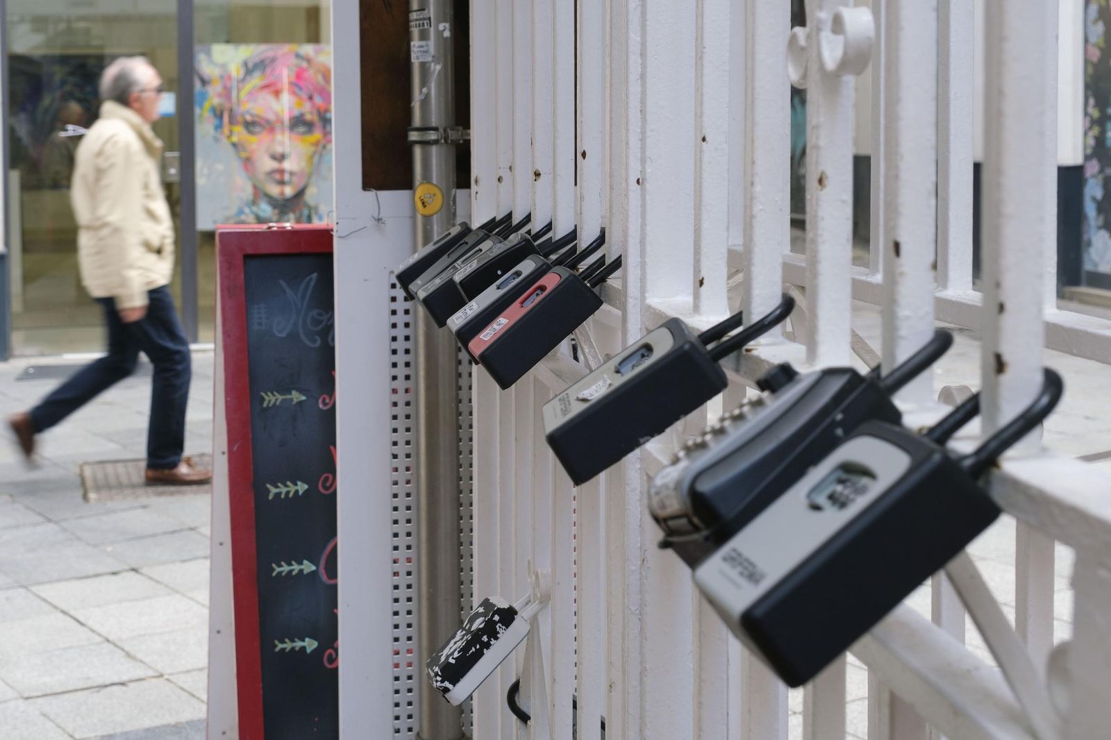 Candados en un portal de viviendas con pisos turísticos.