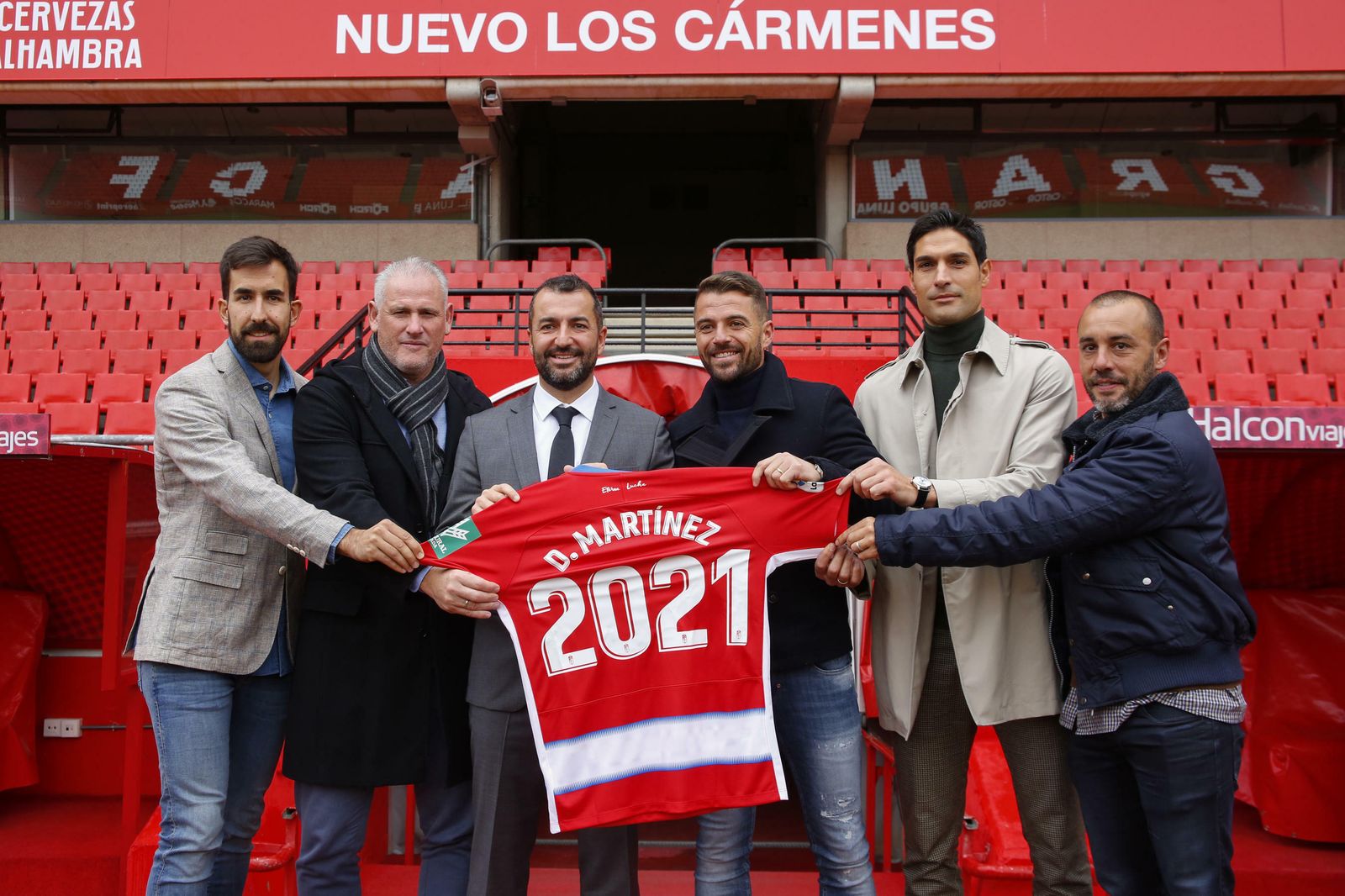 Diego Martínez posa en el Estadio de Los Cármenes junto a su cuerpo técnico.