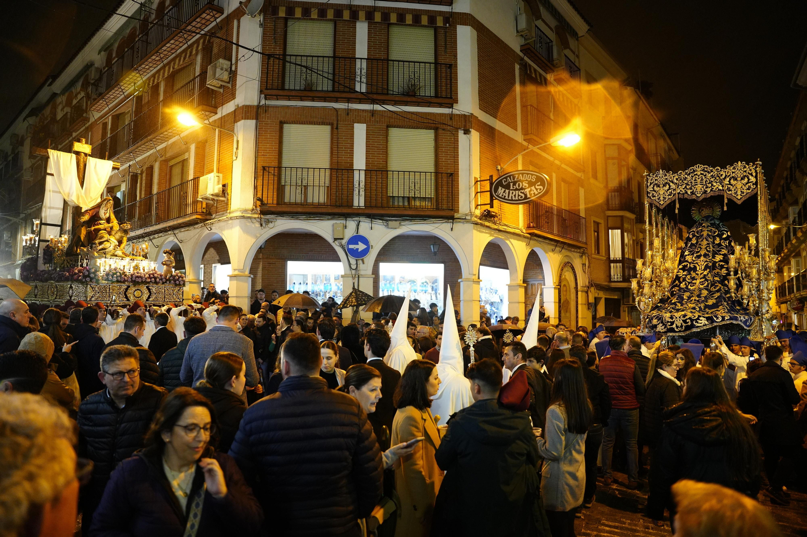 Lunes Santo en Lucena: La Pasión regresa a su templo a causa de la lluvia, en imágenes