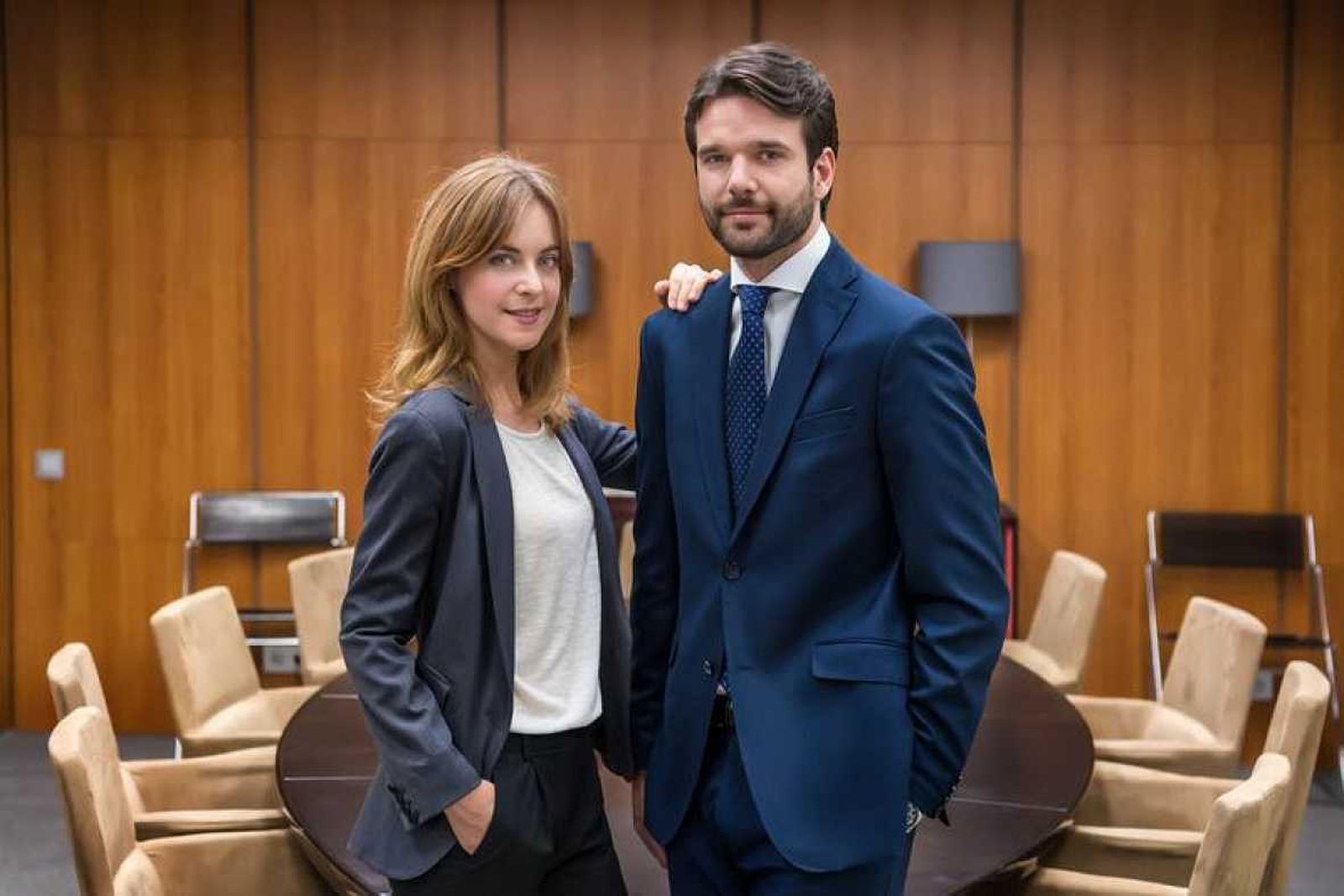 Los protagonistas, dos abogados jóvenes y enamorados.