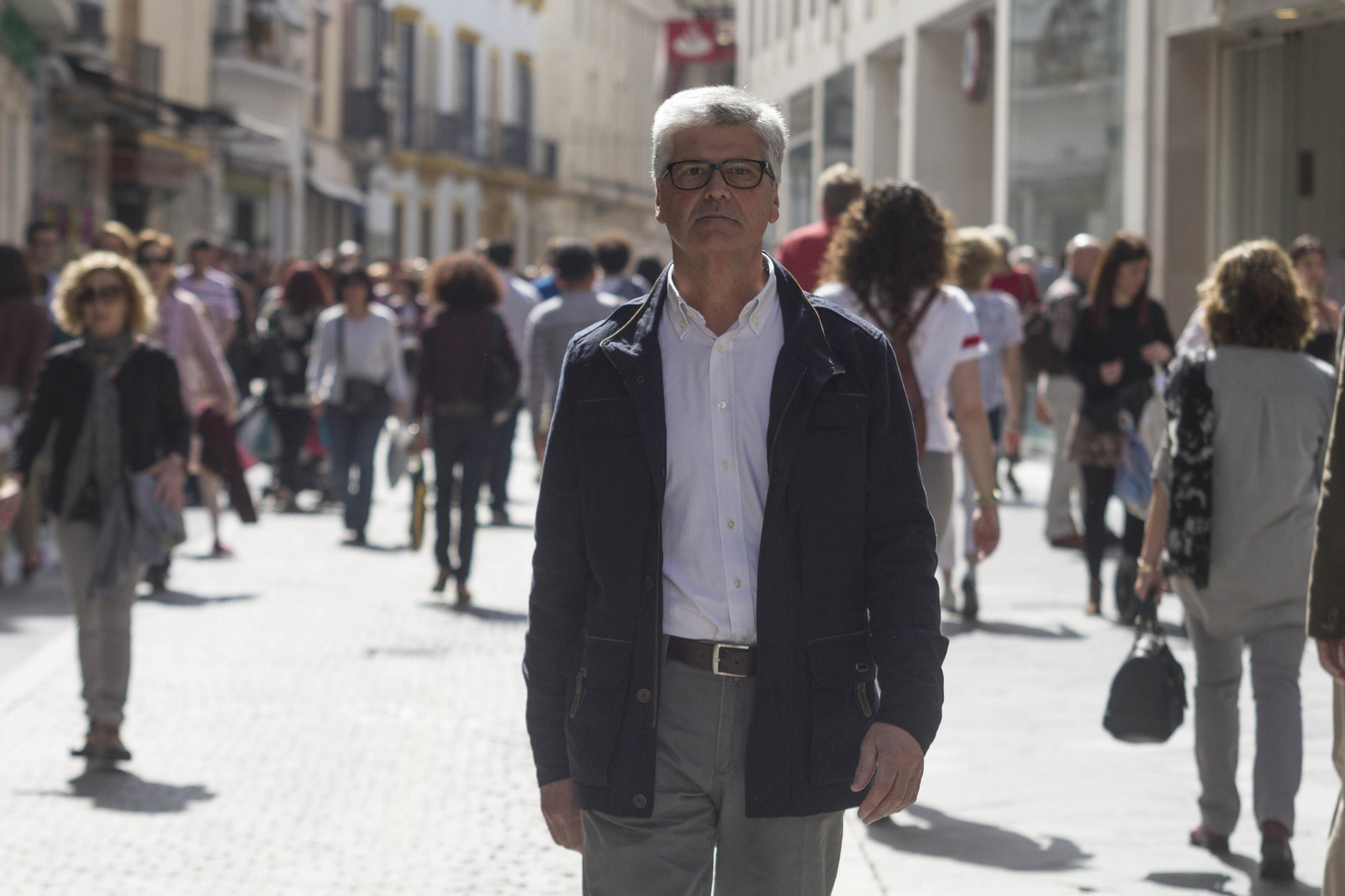 Javier Landa, ayer, paseando por la calle Tetuán que desemboca en la Plaza Nueva donde trabajó durante cuatro años.