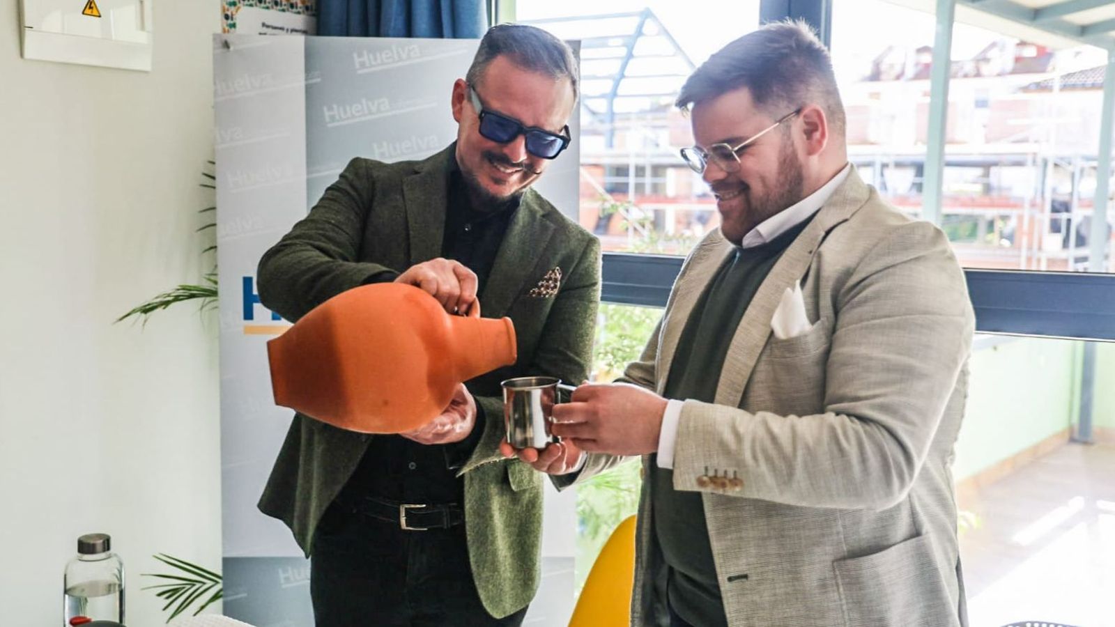 Elías Rodríguez Picón alivia la sed de Daniel Prieto durante el distendido momento de la Tertulia Cofrade El Aguaó