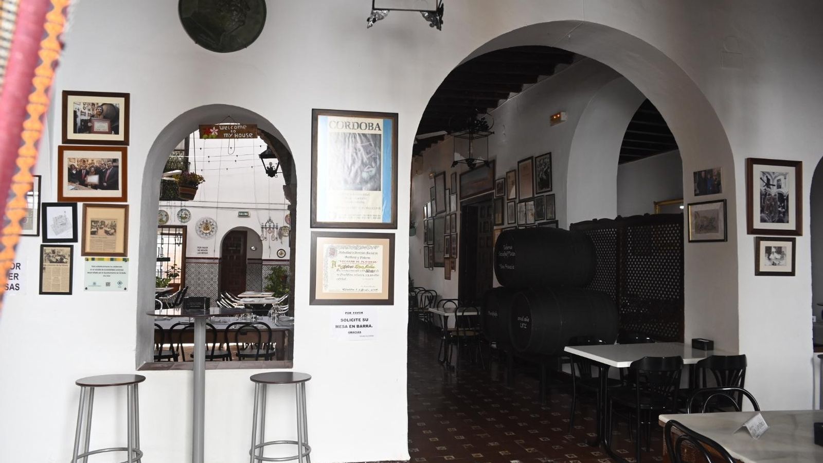 Detalles históricos en las paredes del establecimiento.